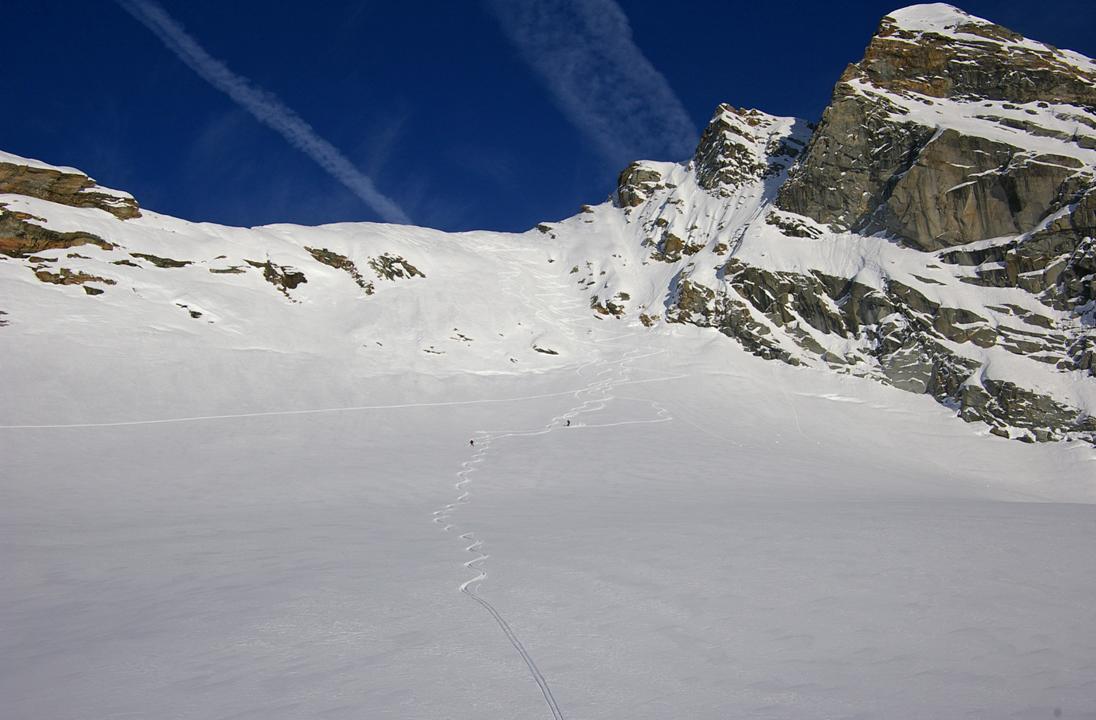 La face a été skiée : Et oui, même le ski de rando effectue son "prélévement" sur le milieu.