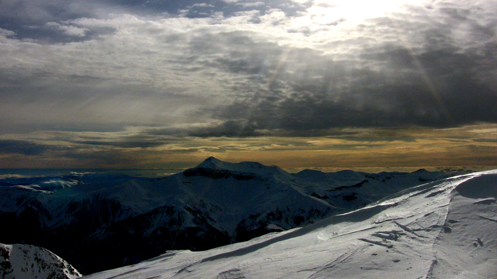 Ambiance magique : Le voile nuageux nous offre une lumière magique sur le Mt Mounier et la mer.
