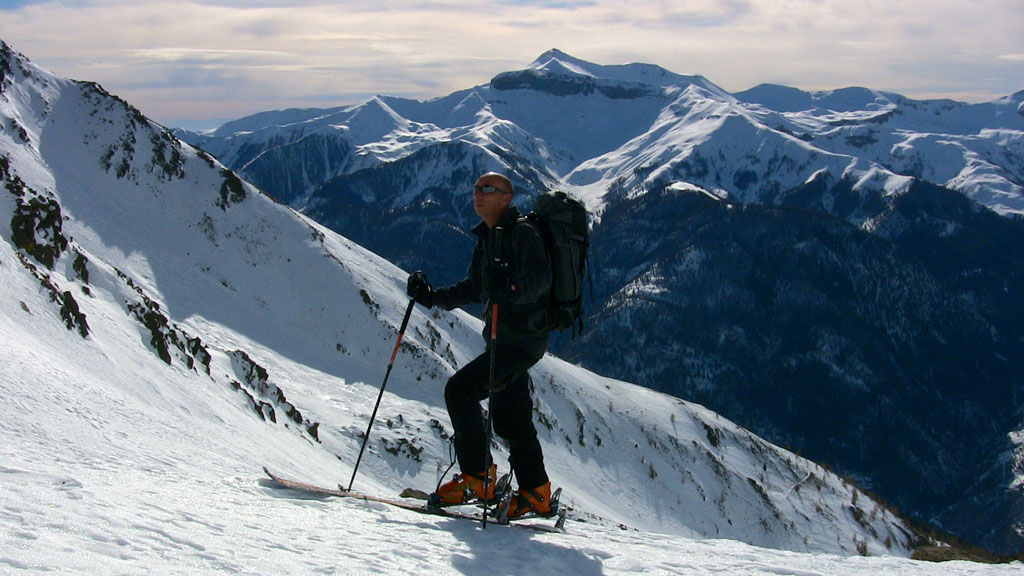 Près du Col. : Vue sur Le Mt Mounier. On commence à voir la mer sur la gauche.