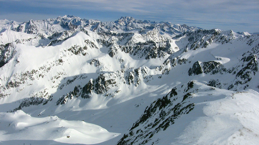 Du Sommet, vue sur l'Italie : Le magnifique Vallon de San Bernolfo nous fait envie, pour un prochain objectif? 
Au fond à gauche le Mt Matto, au centre l'Argentera.