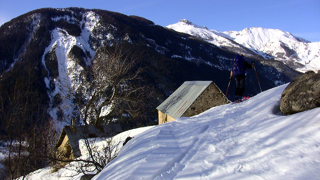Hameau de Douans super. 1700m : Le Sommet de Las Donnas (station d'Auron) au centre.