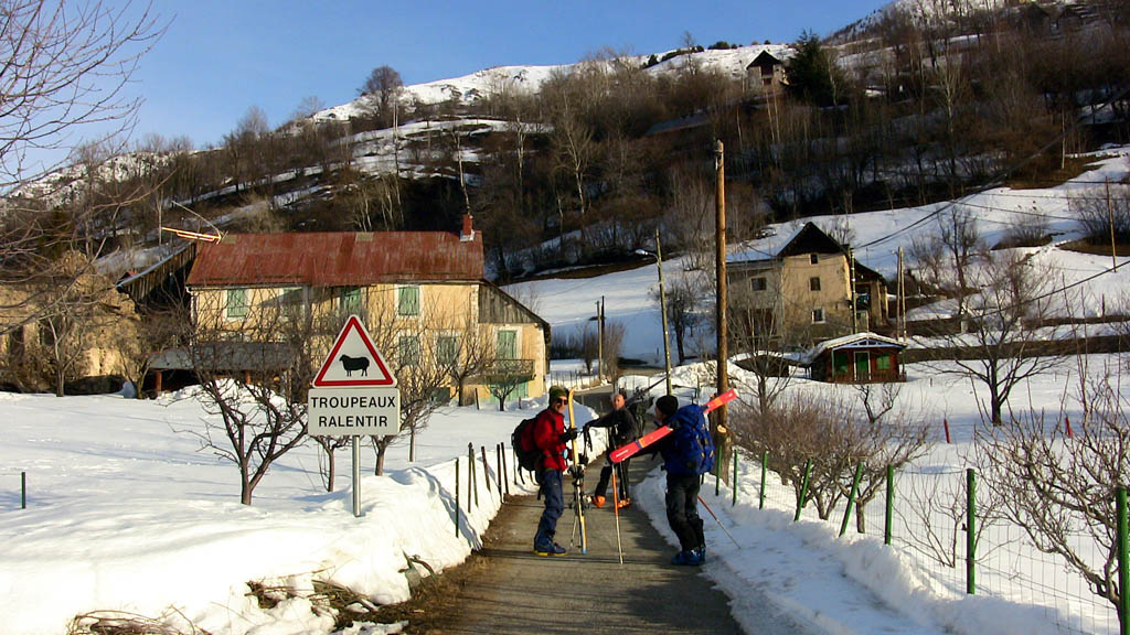 Départ de Douans : Jolie hameau en balcon sur le tinée.
On chausse à la sortie du village (1300m).