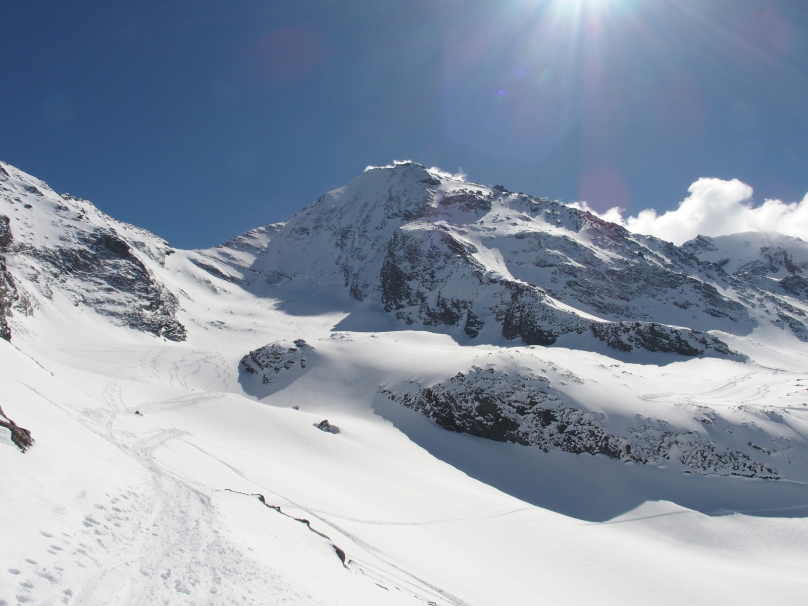 En direction du col de la Gurraz, les faces N et E de Turia tracées.