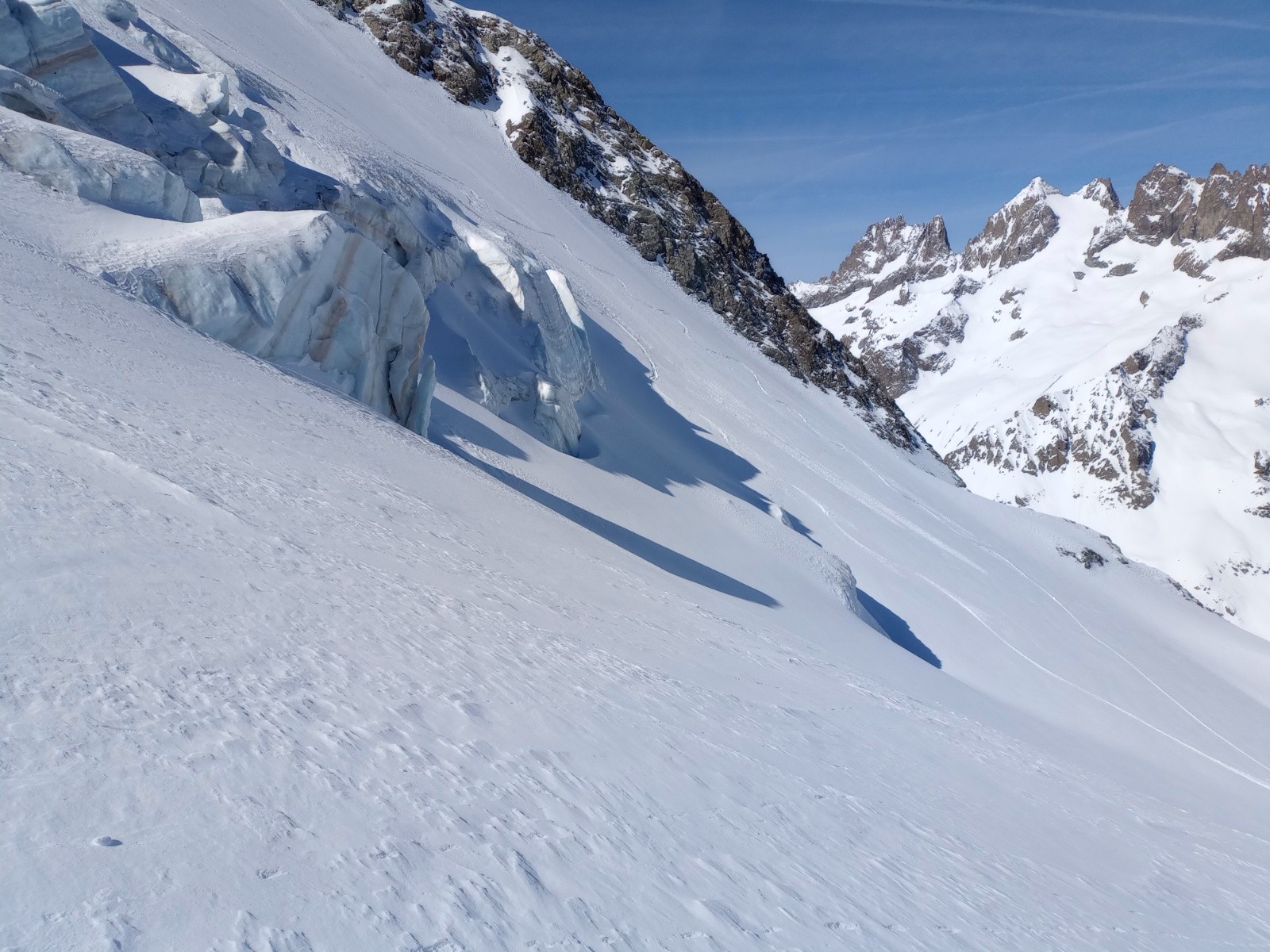 #18 Séracs du glacier des Agneaux, la grande ruine au fond Séracs du glacier des Agneaux, la grande ruine au fond
