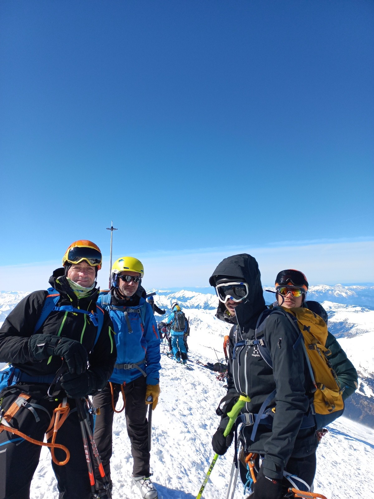 J3Paul et l'équipe ont le sourire au sommet du Dôme de Miage 