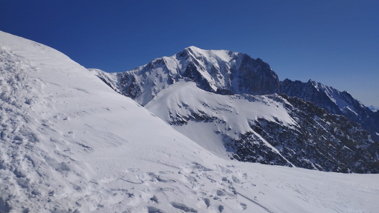 J3On peut presque le toucher ce MB  depuis le col des Dômes 