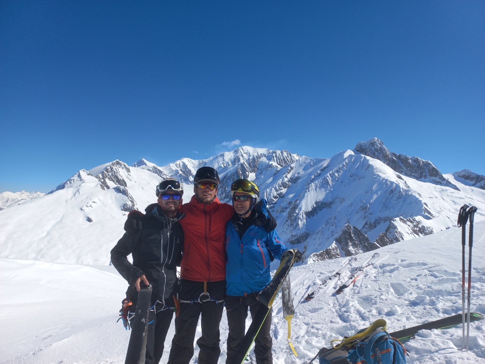 J2Léo, Eliot et Manu (bref la famille Balaye) sur fond de carte postale