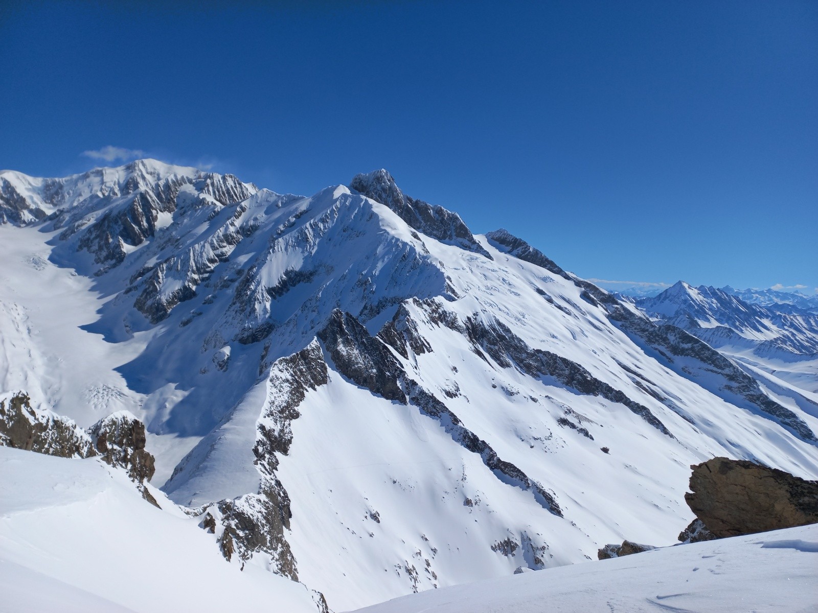 J3Vue côté Aiguille des Glaciers (on voit le refuge Robert Blanc et une trace qui rejoint le col du Mont Tondu) 