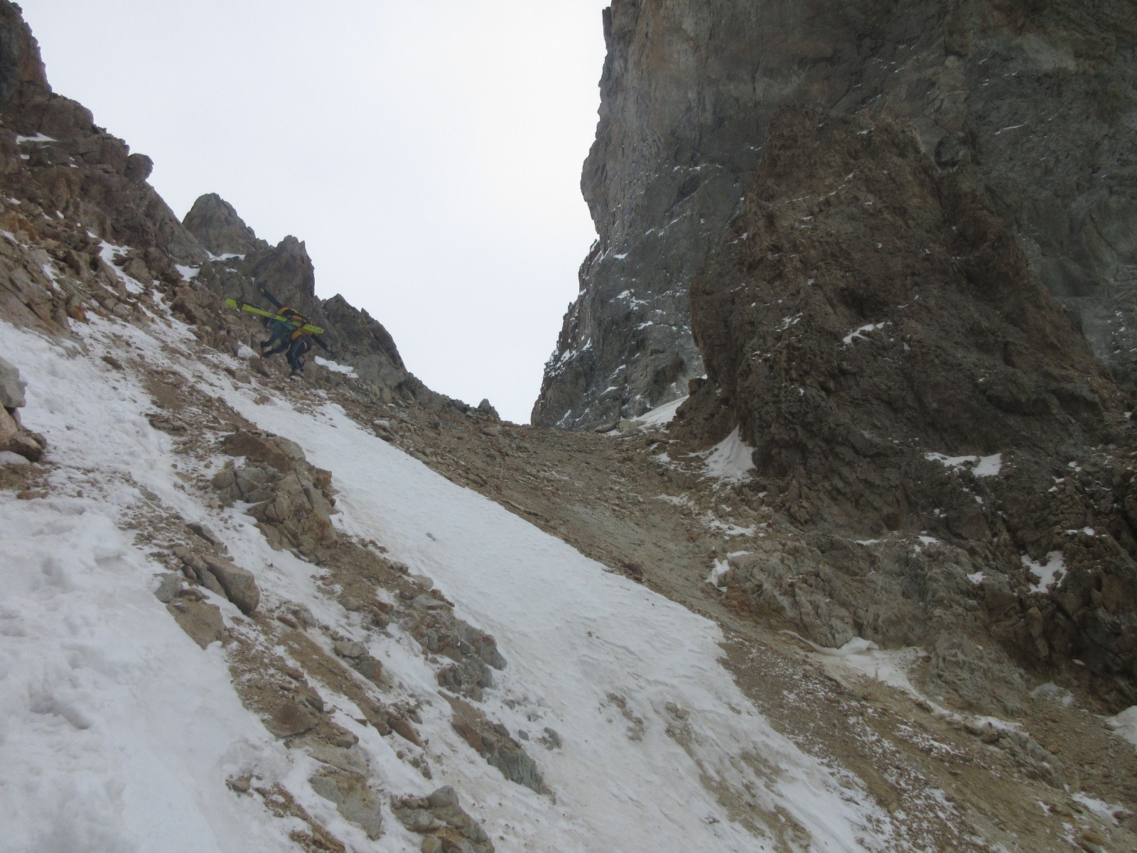 &nbsp;Début de la descente (en bleu sur la photo d'avant) : crampons sur neige/terre/caillasses, le tout au dessus des gens qui montent...:(