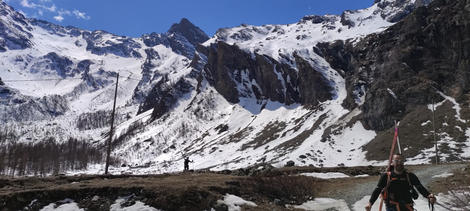 J2 fin de descente on enlève les skis pour faire les derniers hectomètres jusqu'au refuge&nbsp;