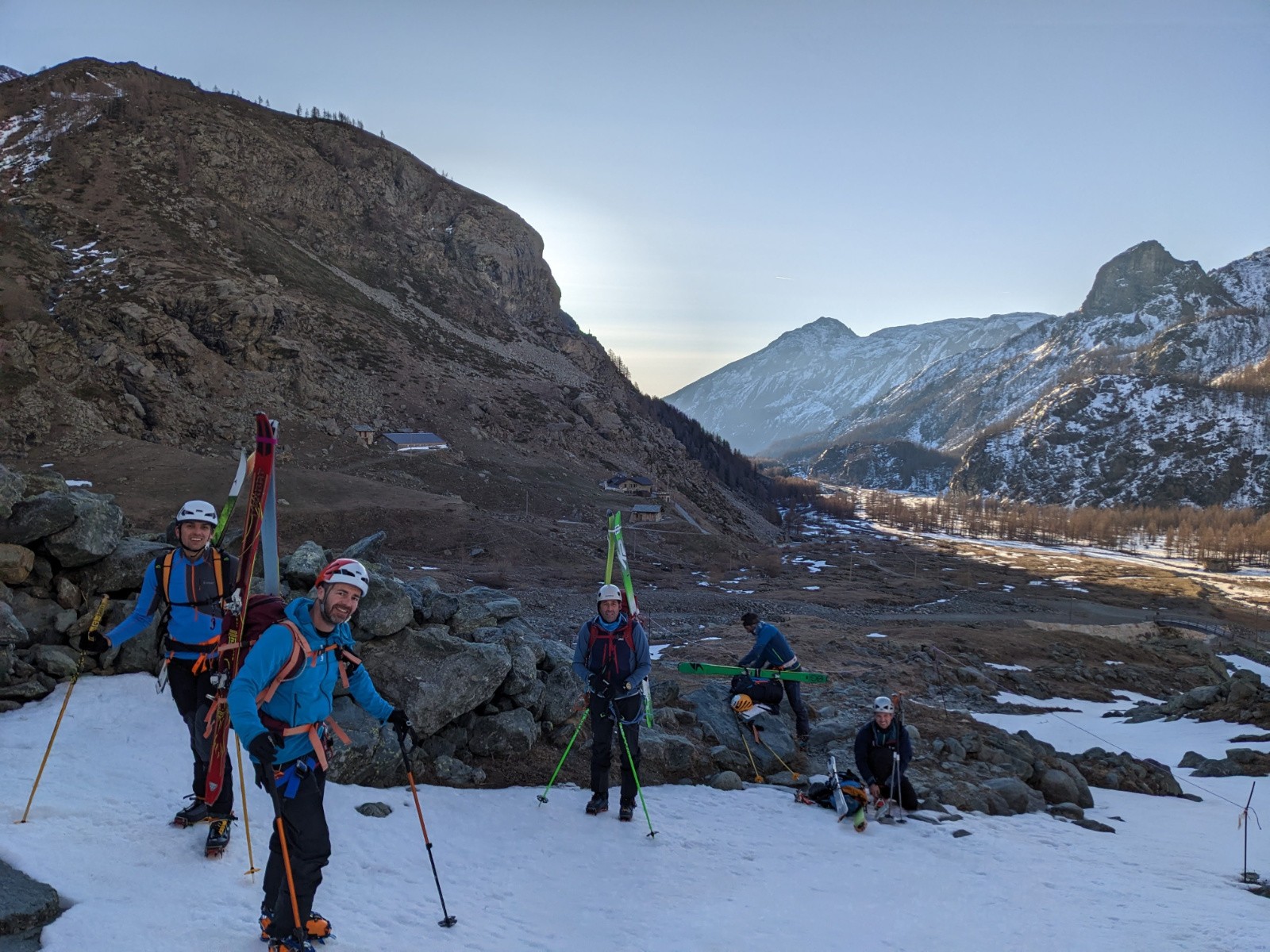 J3 A quelques encablures du refuge on chausse les crampons pour attaquer le couloir de neige