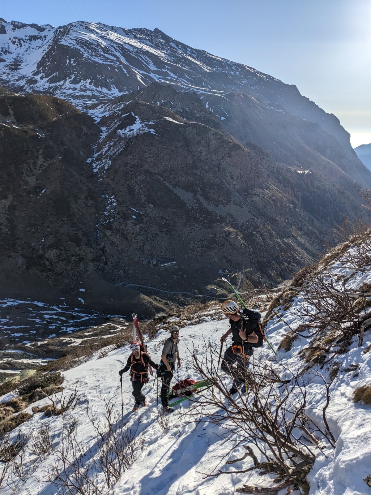 J3 on remonte les pente en neige raide au dessus du refuge