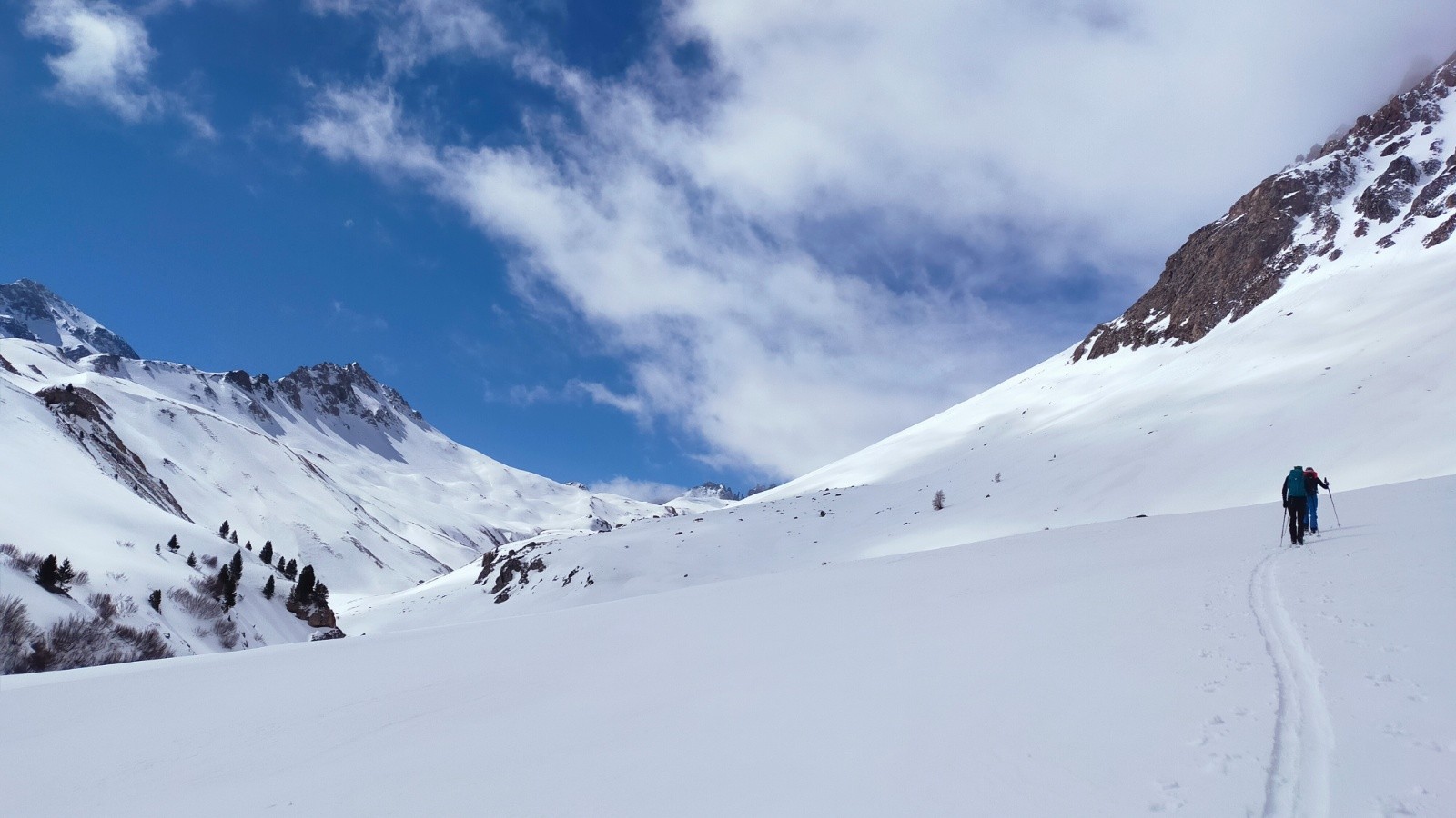 #2 En montant, col de la Vallée Étroite au fond En montant, col de la Vallée Étroite au fond