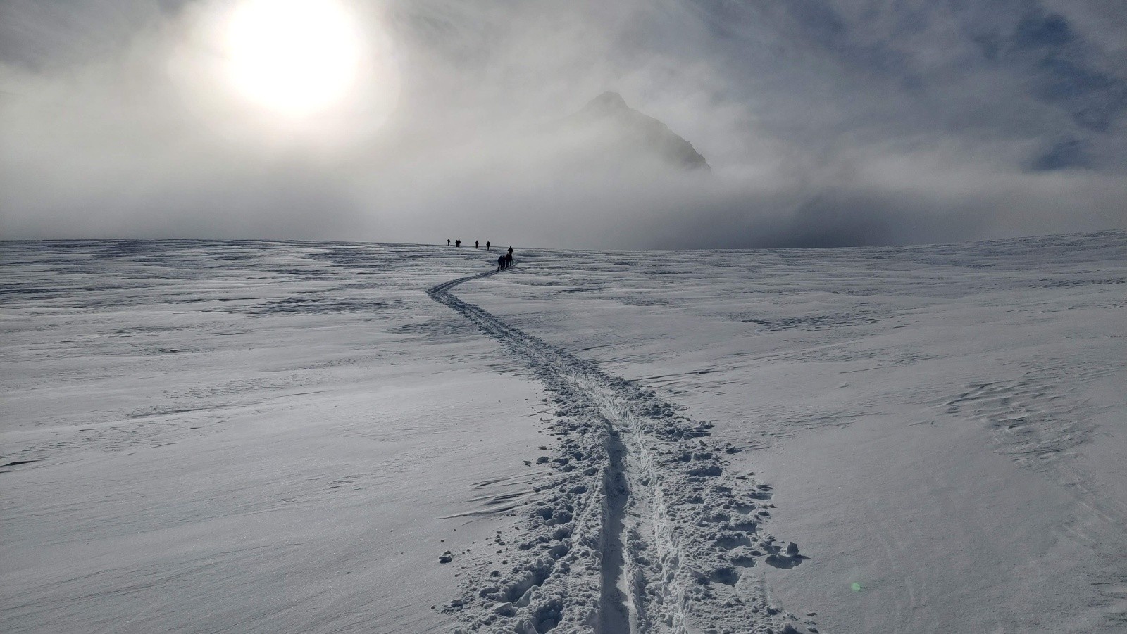 glacier du Mont Miné, le soleil commence à percer les nuages, ouf!!