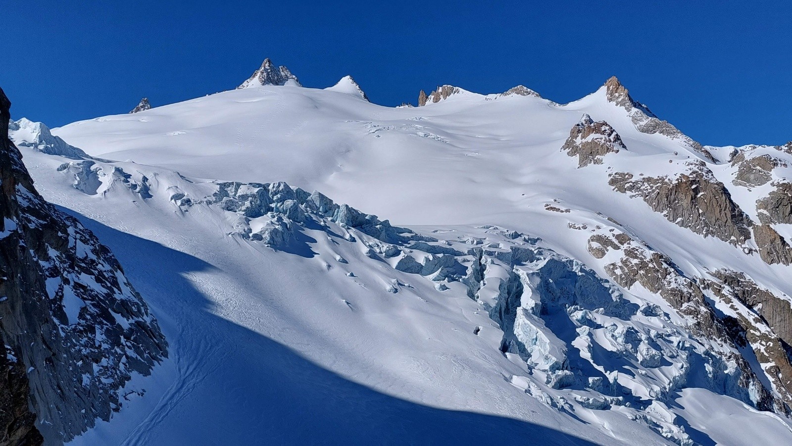 Vu sur le glacier depuis les Ecandies