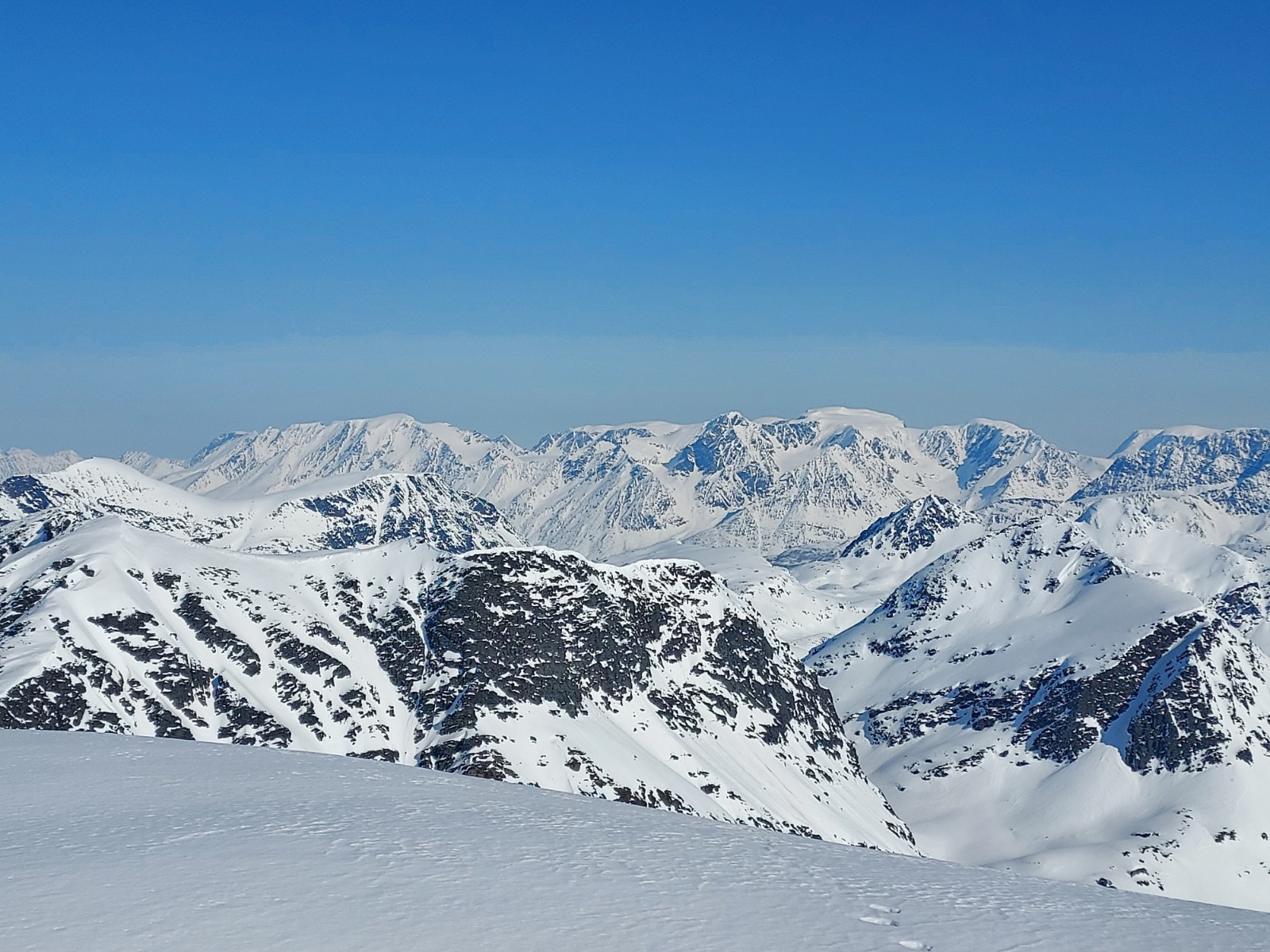 Le Jiehkkavárri et les Lyngen