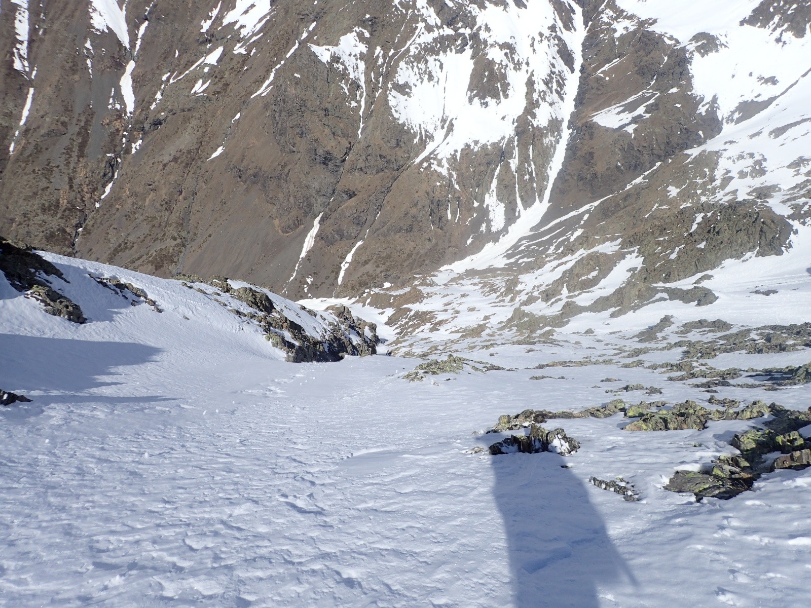 au-dessus de l'entaille