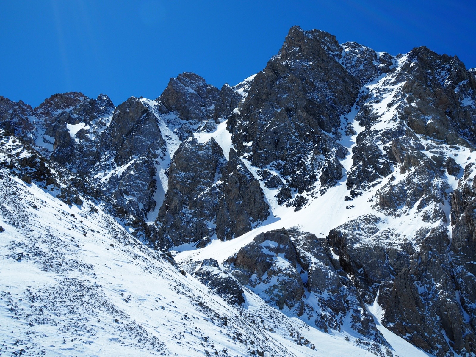 Couloir vu du retour. Le haut paraît simple vu d'ici, mais c'est trompeur 😉!