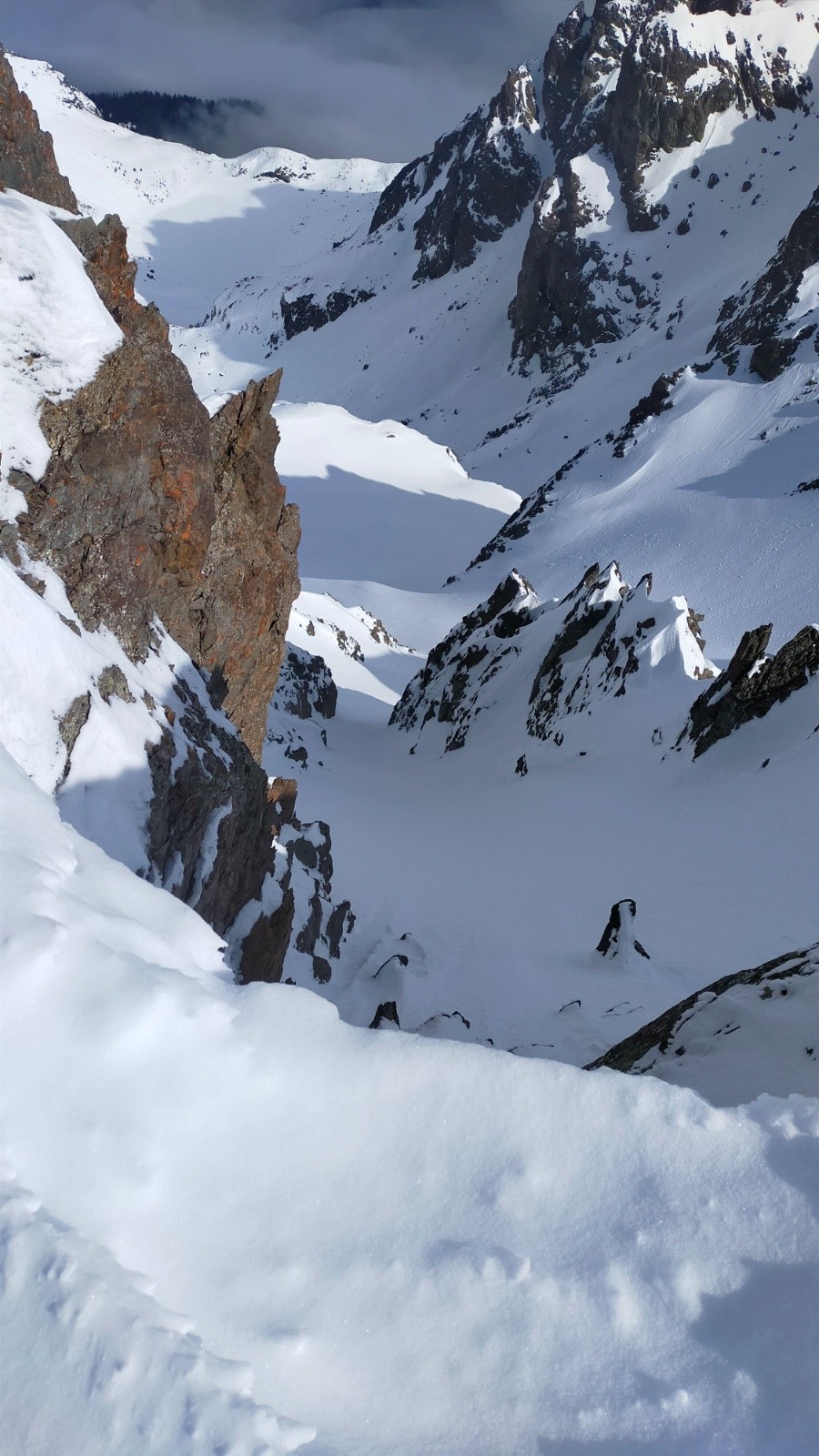 J2 Haut du couloir N vertical à cause d'une corniche, on préférera le biaiser par une traversée sur la droite diminuant grandement la difficulté 