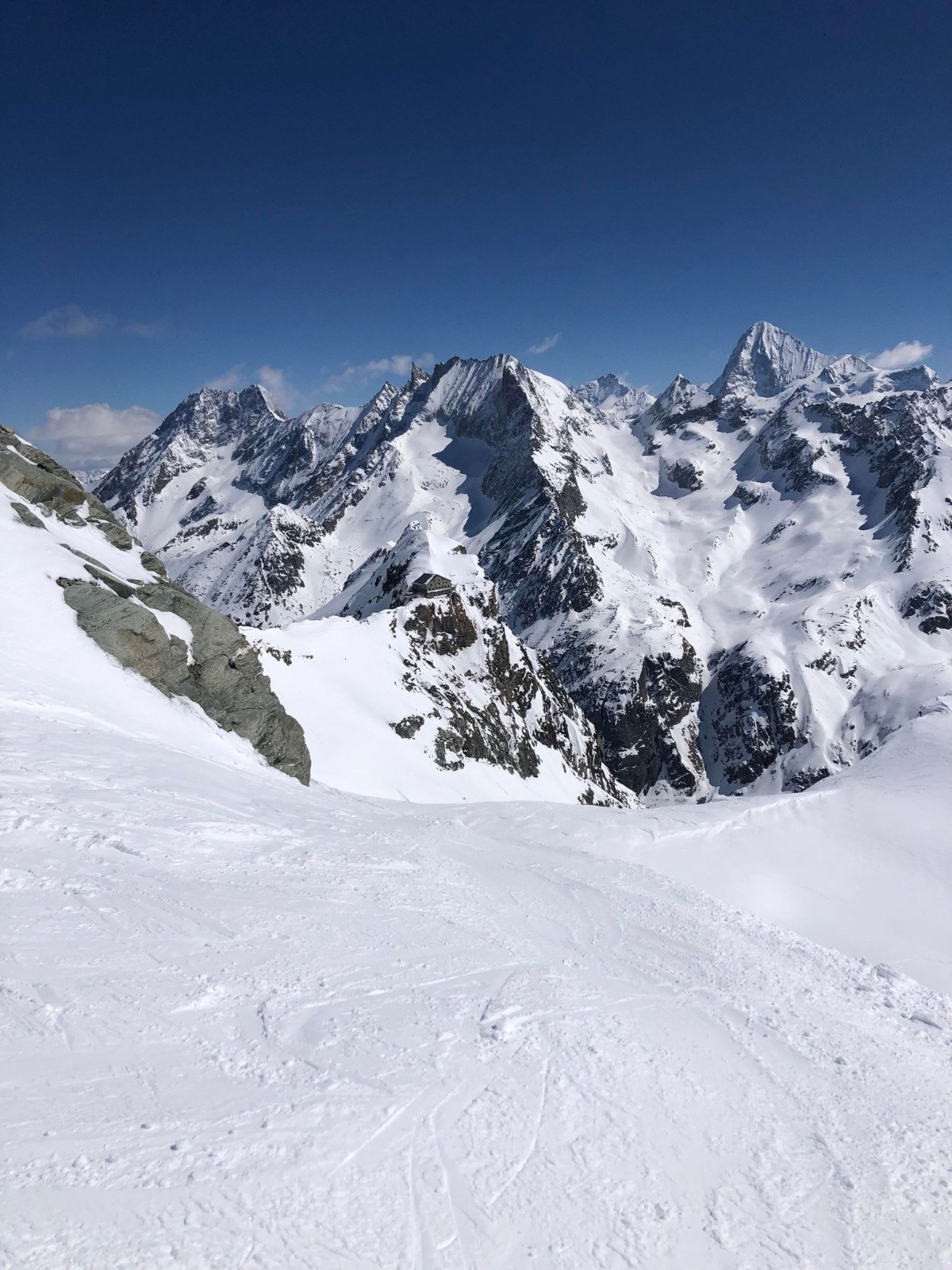 #4 cabane des vignettes au centre , aiguille de la tsa a gauche , dent blanche a droite cabane des vignettes au centre , aiguille de la tsa a gauche , dent blanche a droite