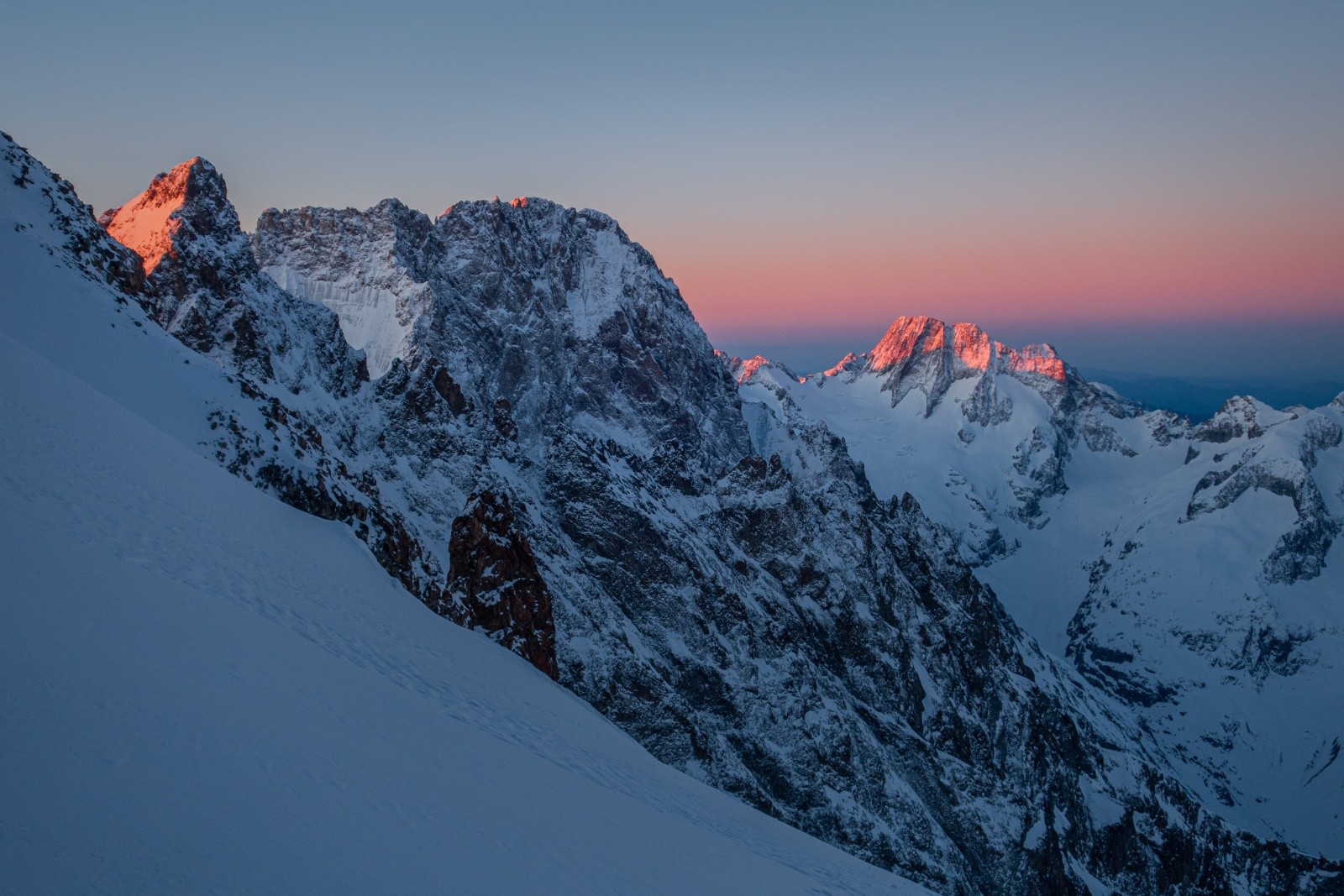  Lever de soleil glacial sur Ailefroide et les Bans