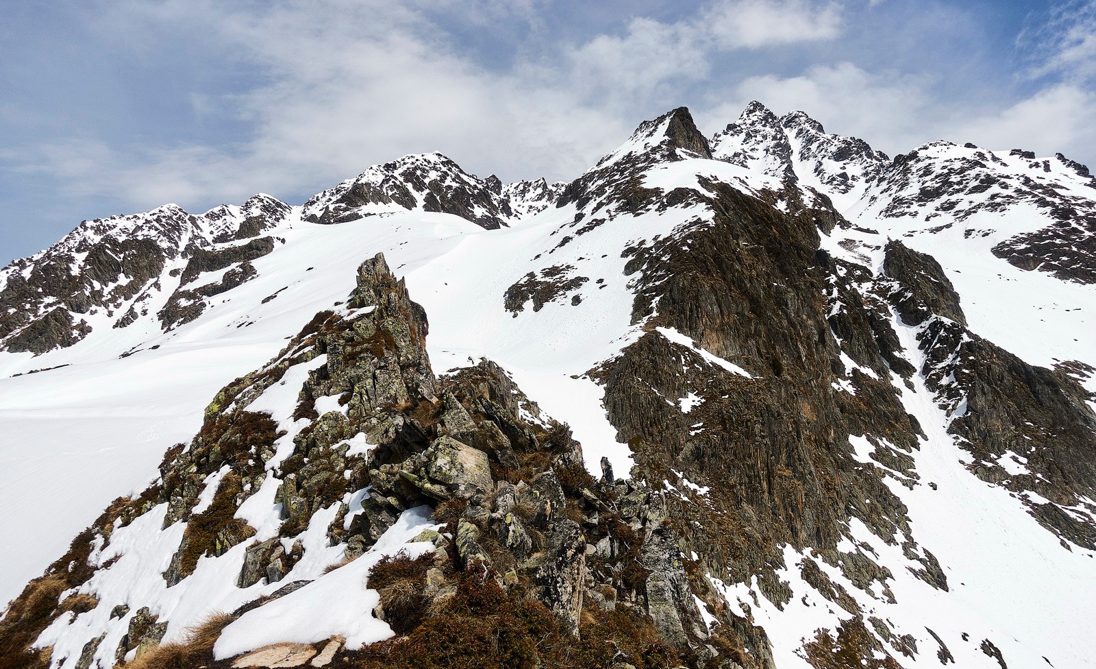 Joli point de vue sur le Couloir SW depuis la crête rocheuse improvisée...