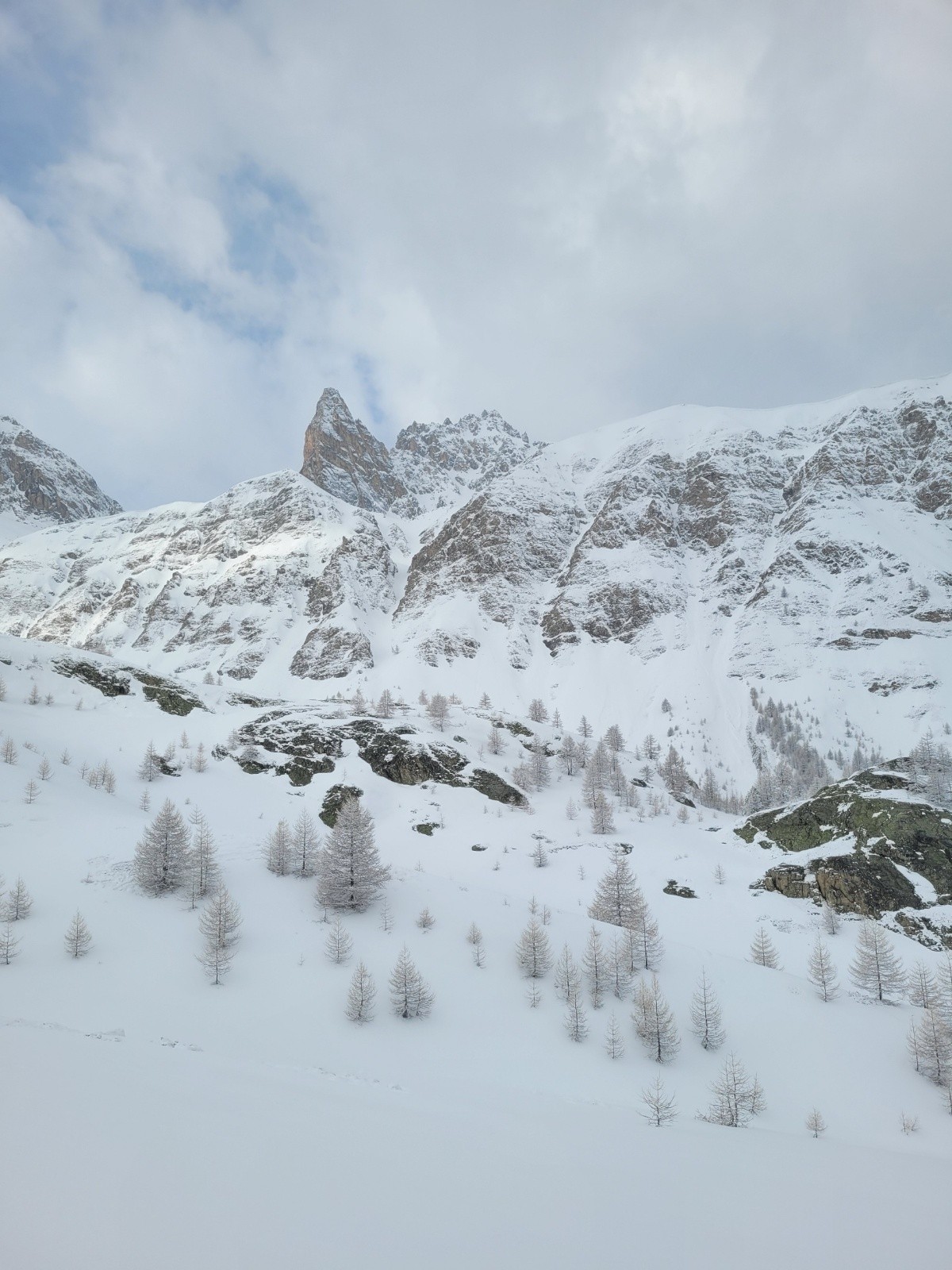 J6 : Vue sur le couloir des militaires, à gauche l'aiguille pierre andré