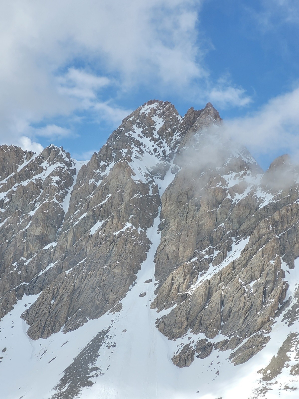J2 : Couloir en face S de l'aiguille du chambeyron, on aperçoit le ressaut en glace au milieux dans l'étroiture.