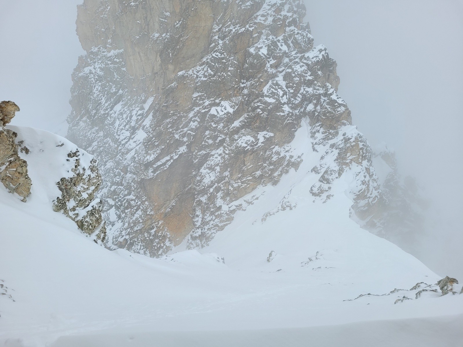 J6 : Col écharpe de gauche, la plaque est partie juste en bas a gauche de la photo.