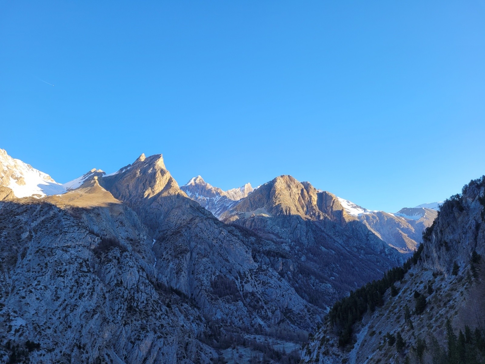 J5 : Les versants sud de la vallée vus depuis le vallon de chauvet