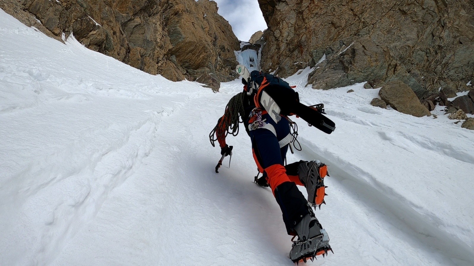 J2 : Couloir de la face Sud de l'aiguille, bien dur et bien raide. Arrivée sur le ressaut en glace.