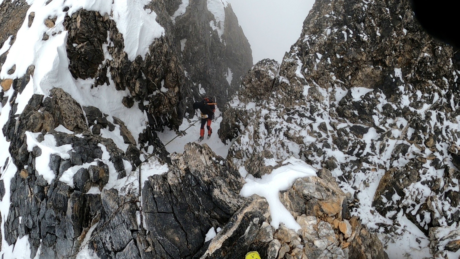 J2 : Descente en rappel depuis le Brec du Chambeyron, on voit bien le relais à gauche.
