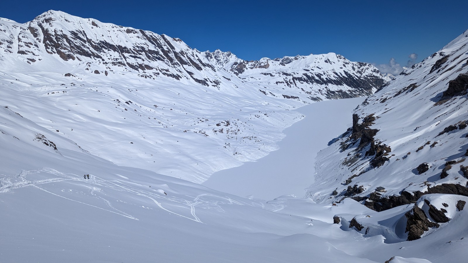 Le lac des Dix. Le col des Roux est tout au fond à gauche