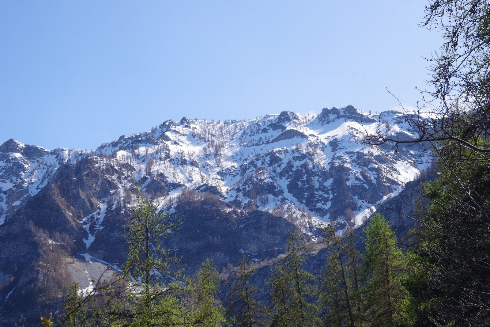 L'itinéraire de descente zigzague là dedans