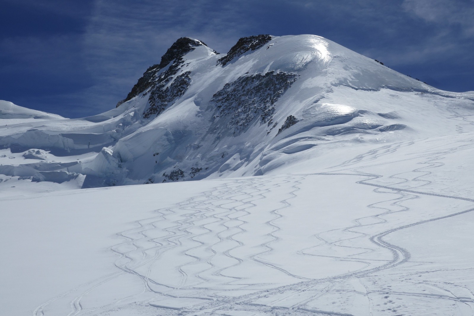 Excelente poudreuse sur la descente DufourspitzeArretes presque en glace, mais ça passe bien&nbsp;