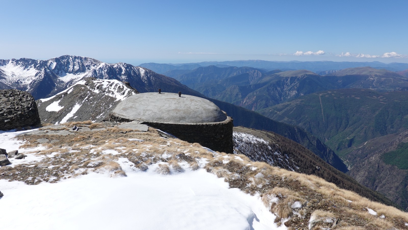 Panorama vers le Sud et le massif du Cheiron à l'horizon