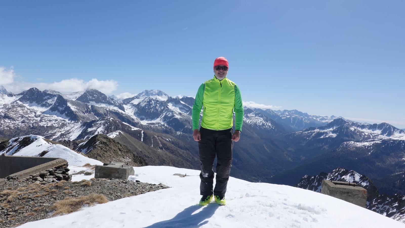 Didier au sommet sur fond de Vésubie