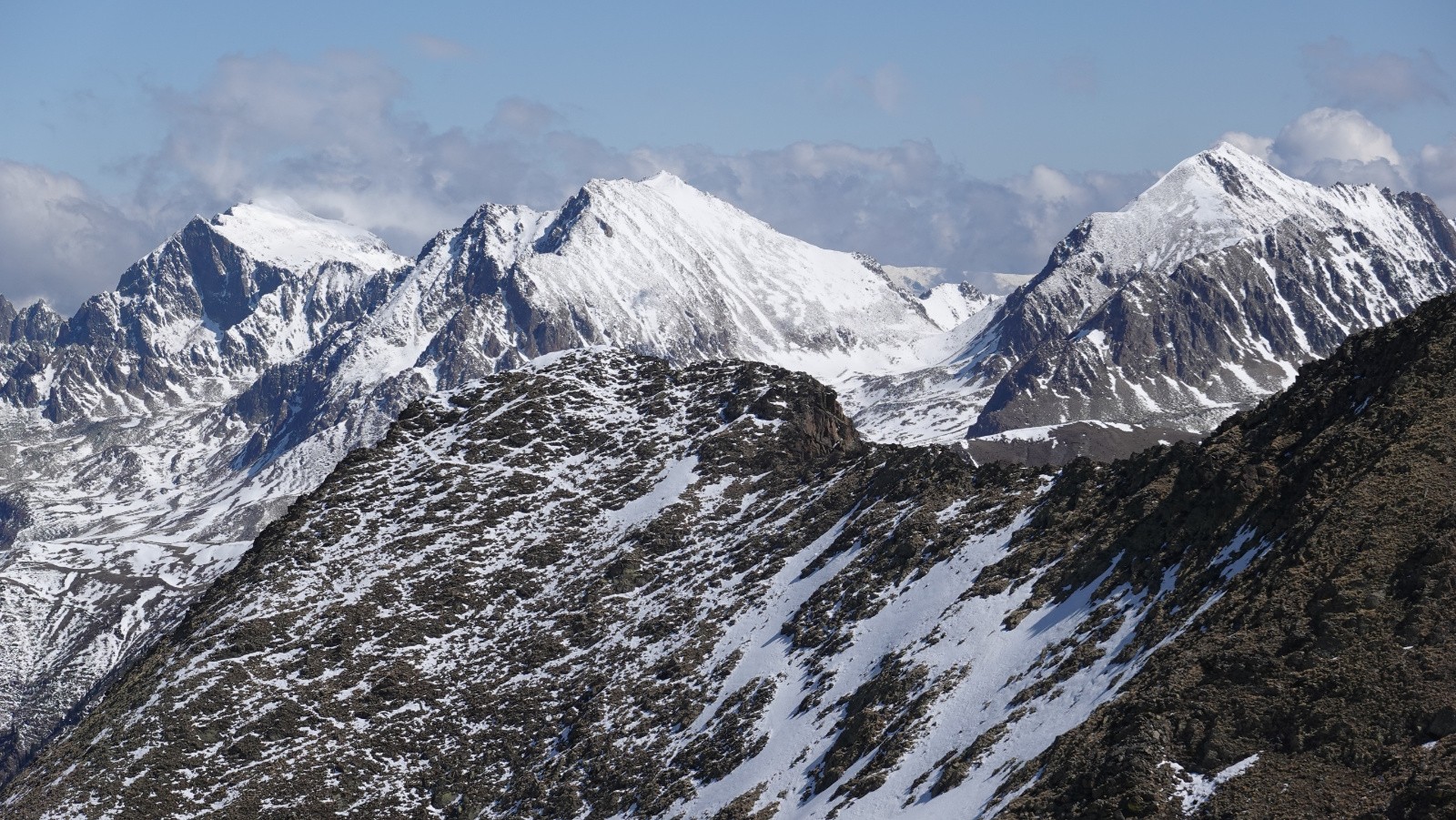 Panorama au téléobjectif sur les sommets frontaliers : Testa di Laghi, Monte Aver et Valetta