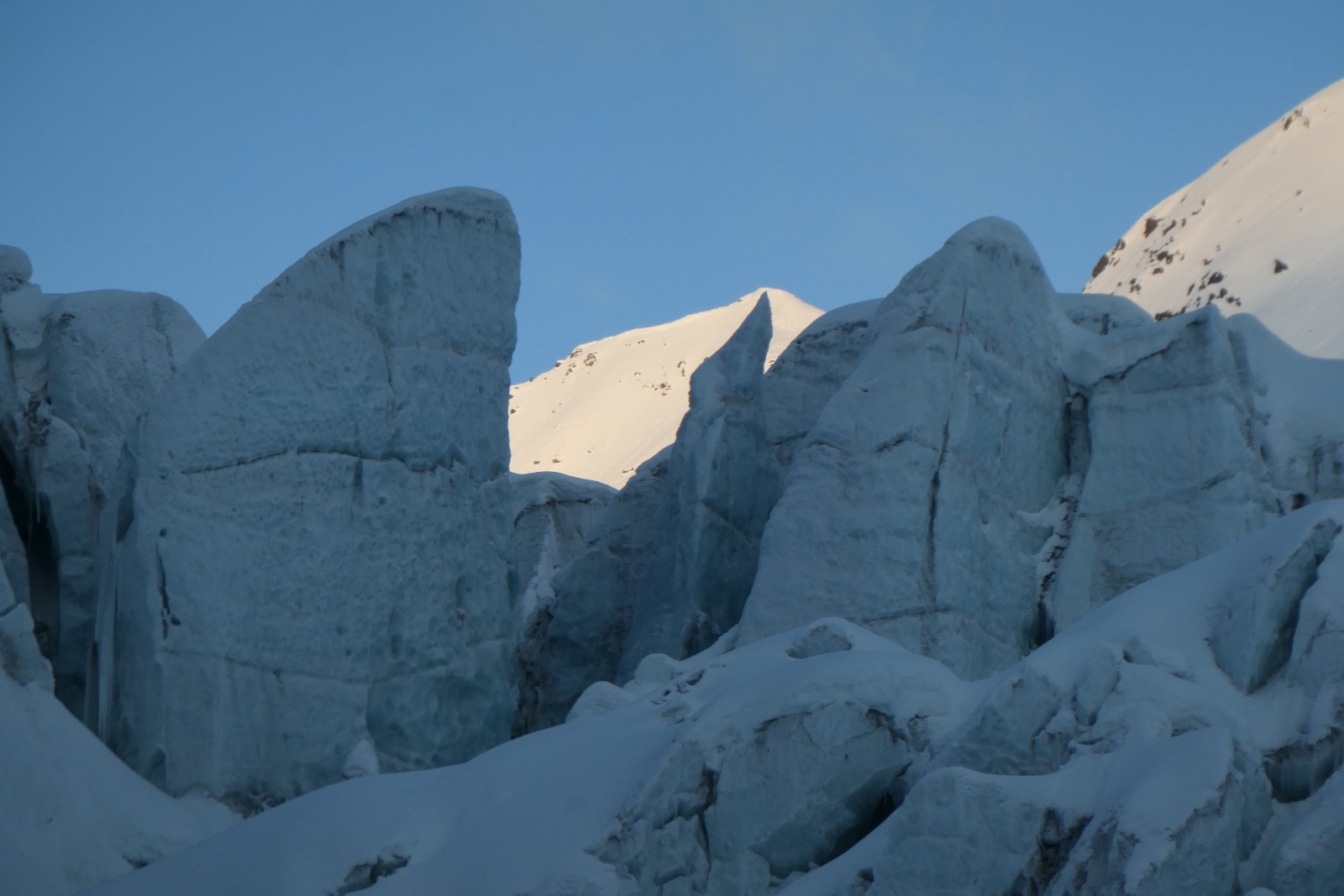 Jour 5 : les beaux glaçons du glacier de Corbassière qui entourent le combin du même nom 