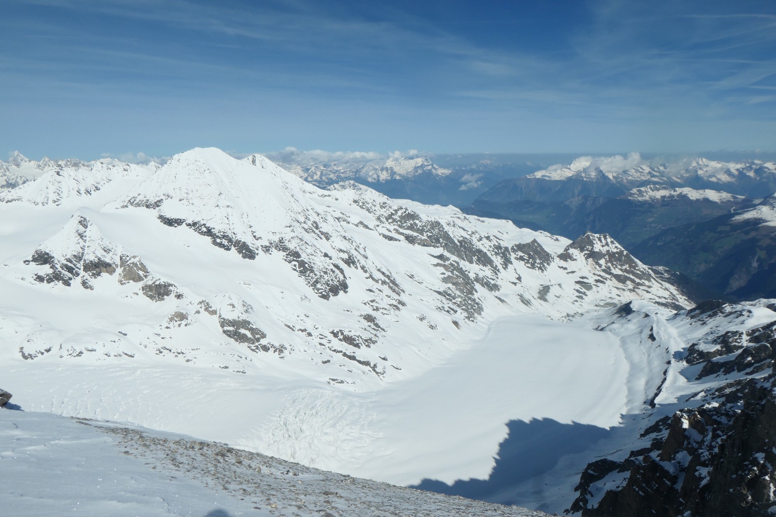 Jour 5 : Du sommet du Tournelon Blanc (3700m) avec vue sur le glacier de Corbassière en contre-bas 