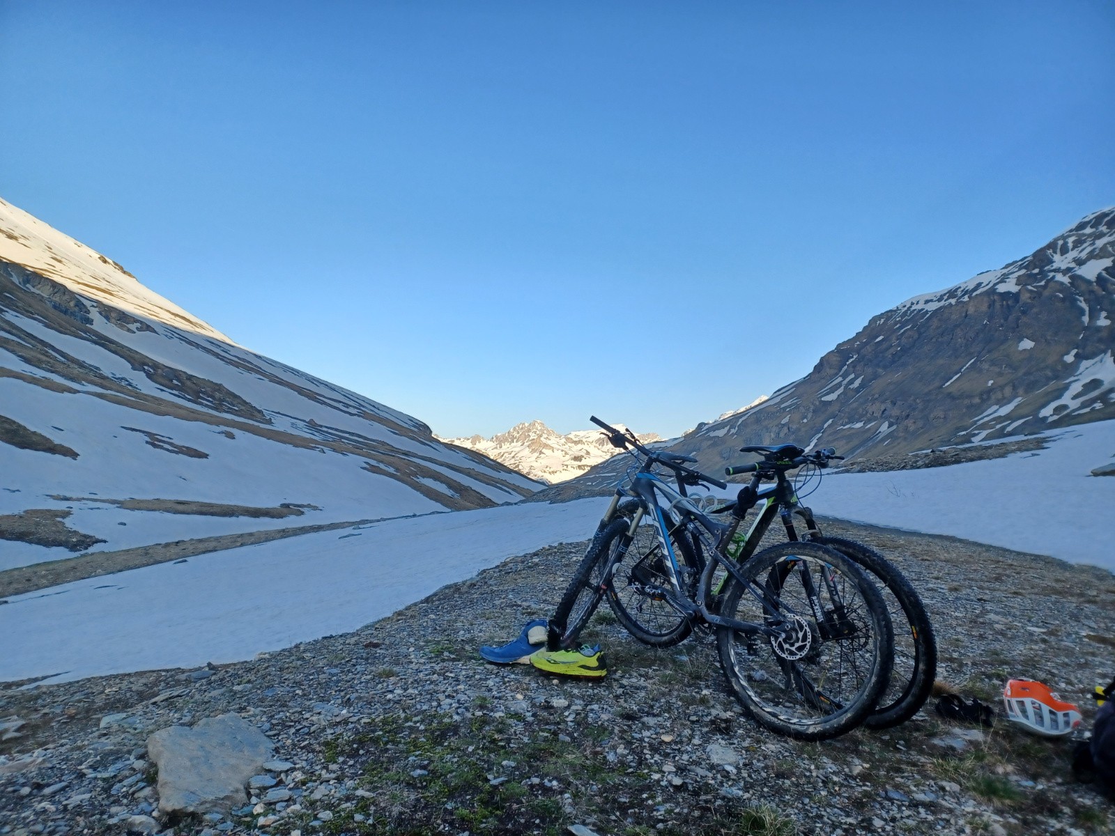 dépose des VTT et chaussage des skis