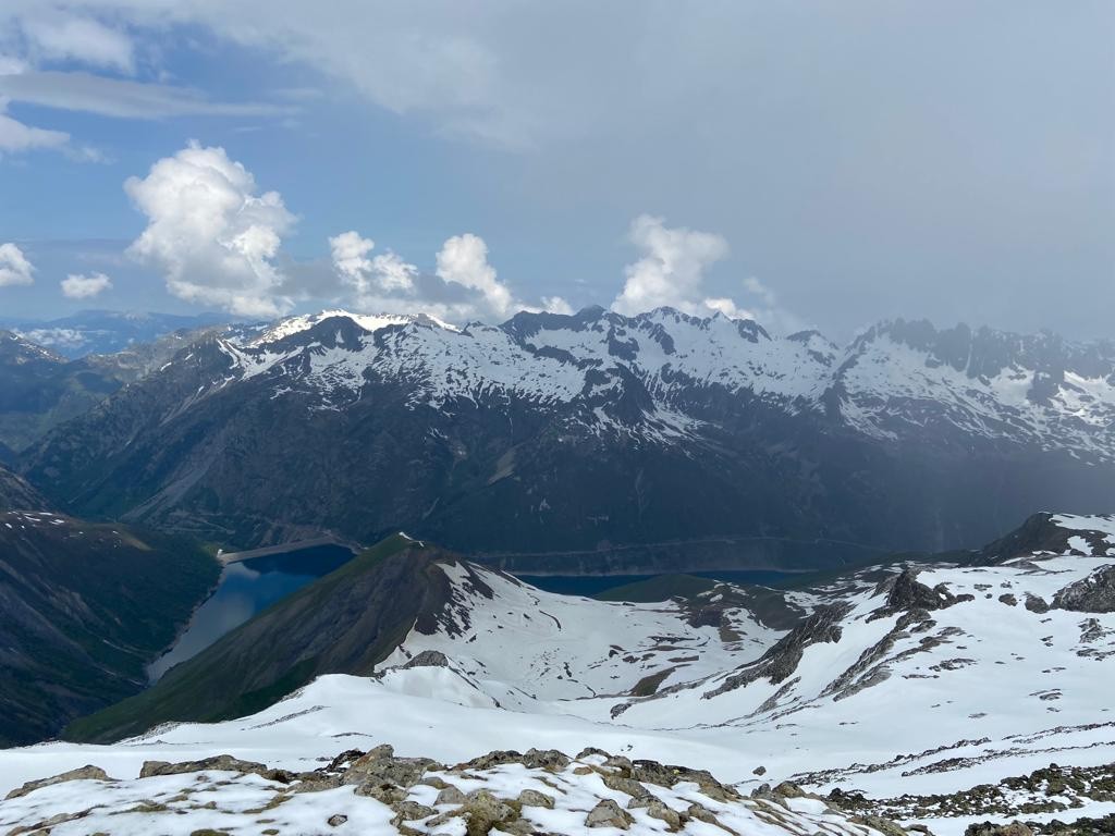 Vue plongeante sur le Lac de Grand-Maison depuis l'Aiguille de la Laisse