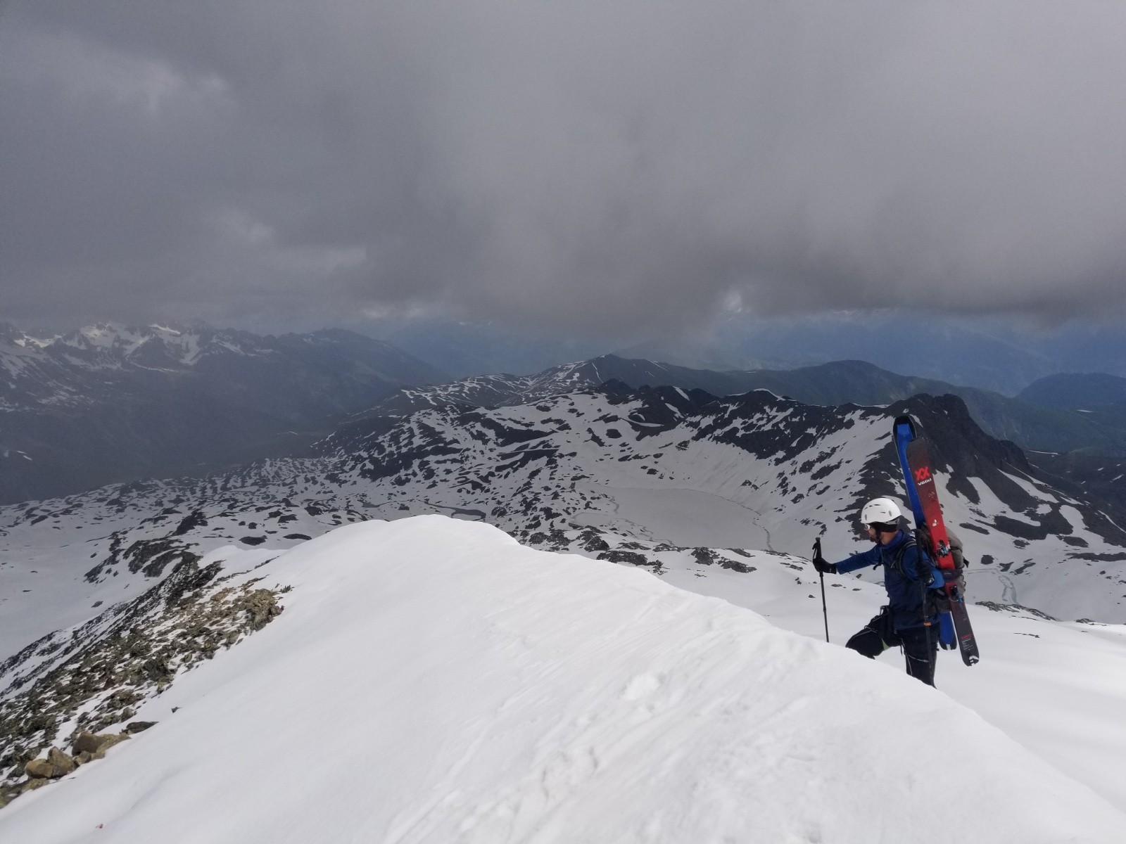 Alex arrive au sommet de l'Aiguille de la Laisse