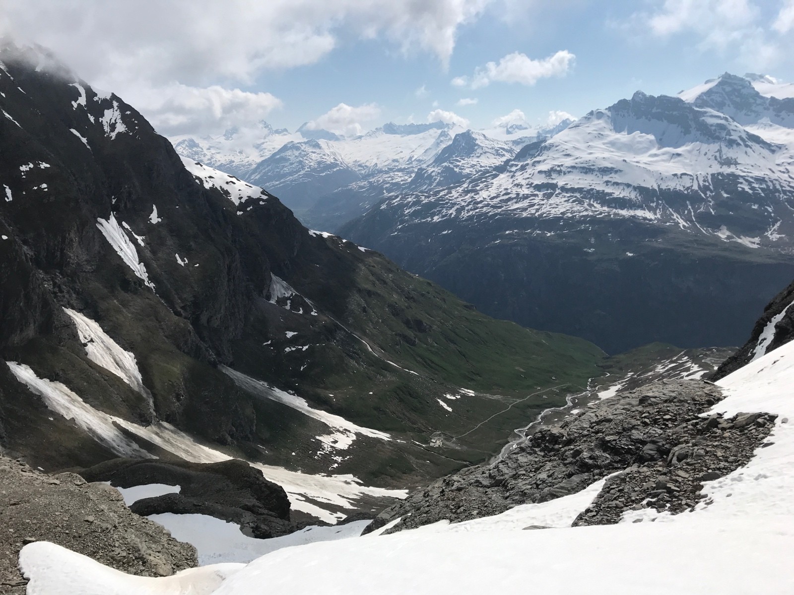 &nbsp;Vue plongeante sur l’alpage du Vallon d’en haut