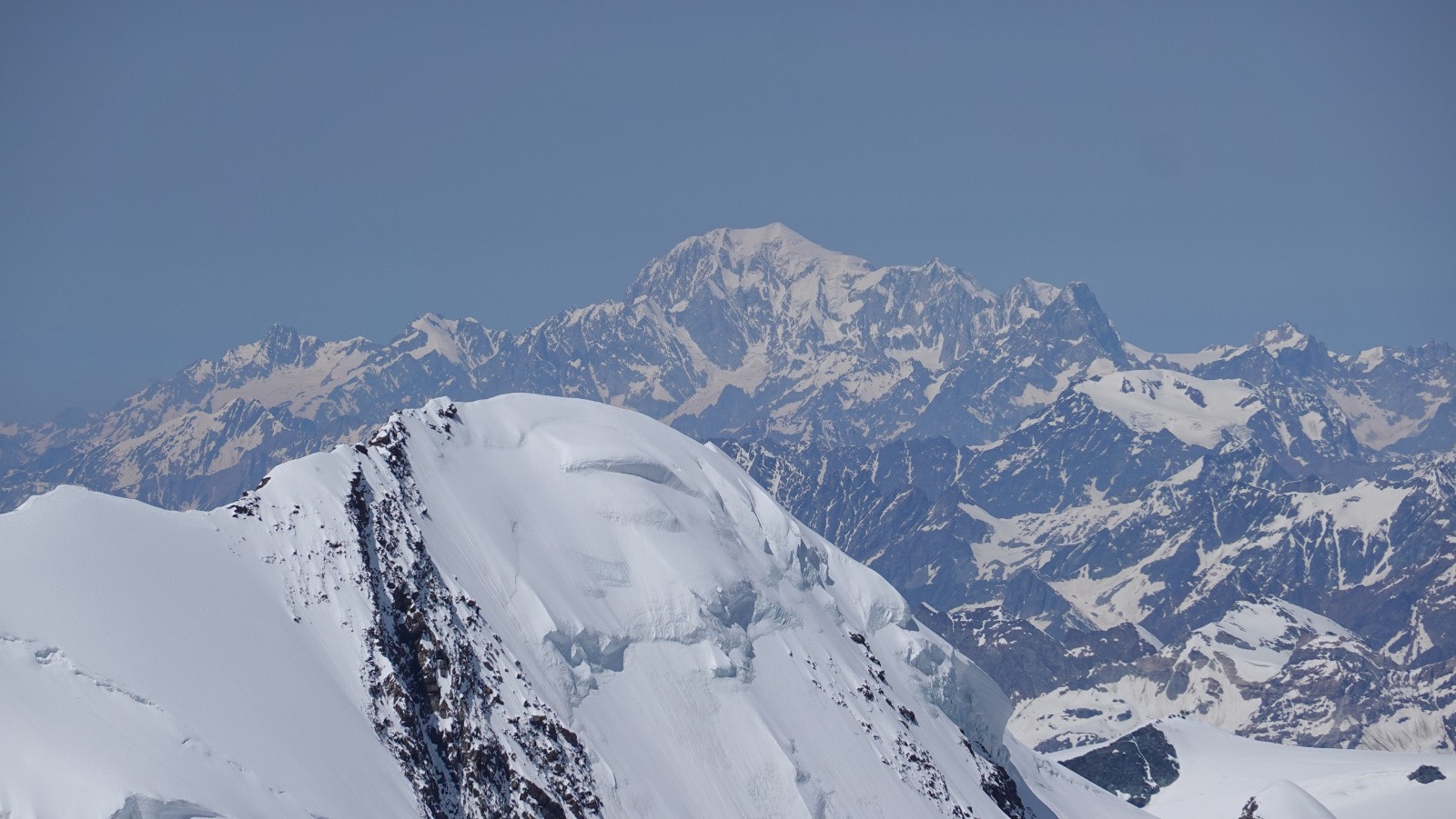 Panorama au téléobjectif sur le sommet du Lyskamm et le Mont Blanc