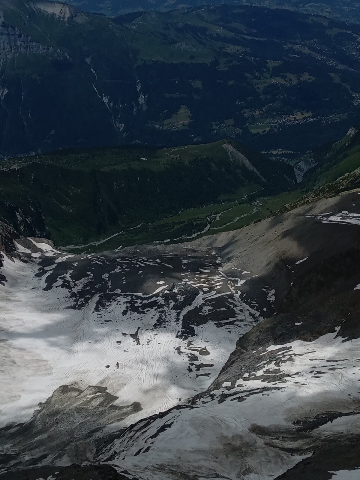 vue sur le bas du glacier de Miage et les chalets de Miage