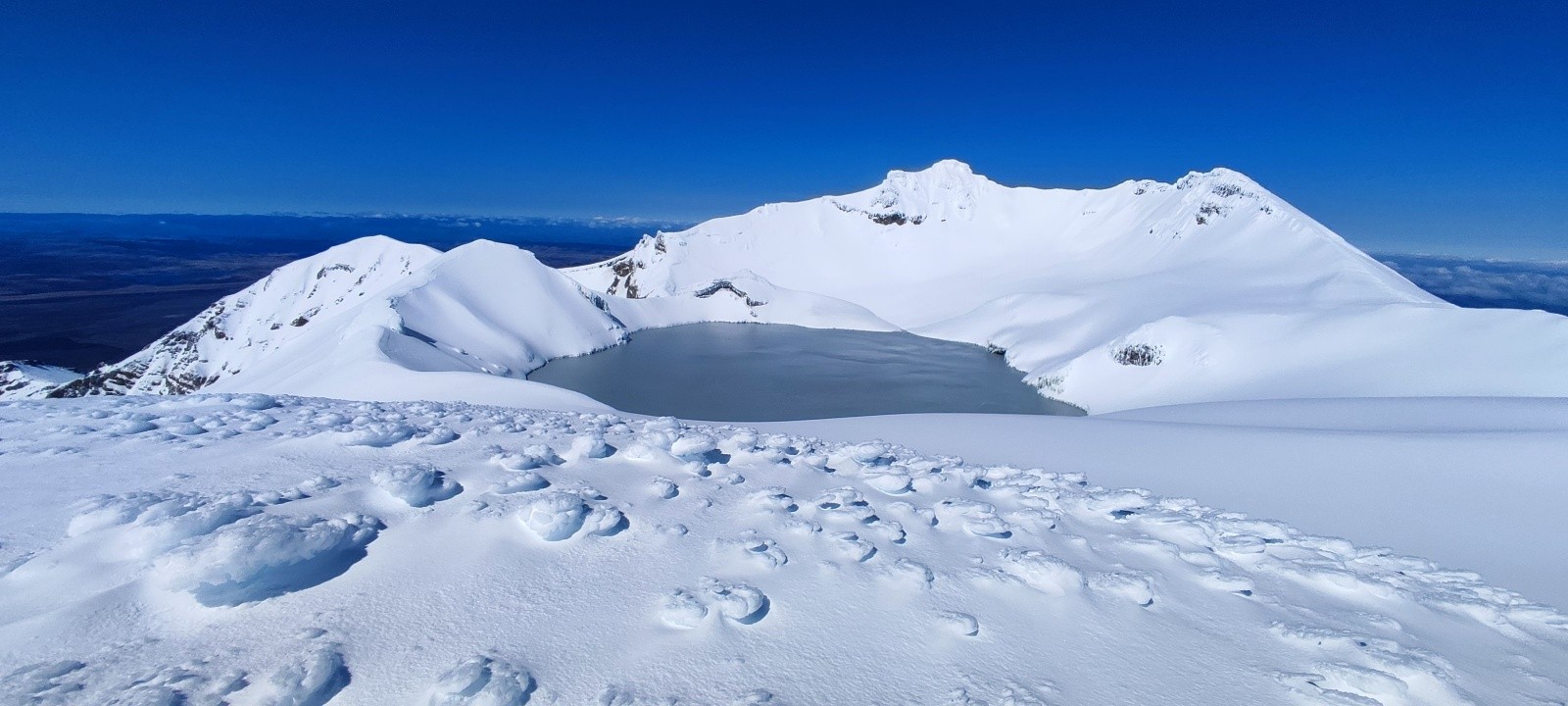  Vu du Dôme, le lac au milieu des sommets du Ruapehu