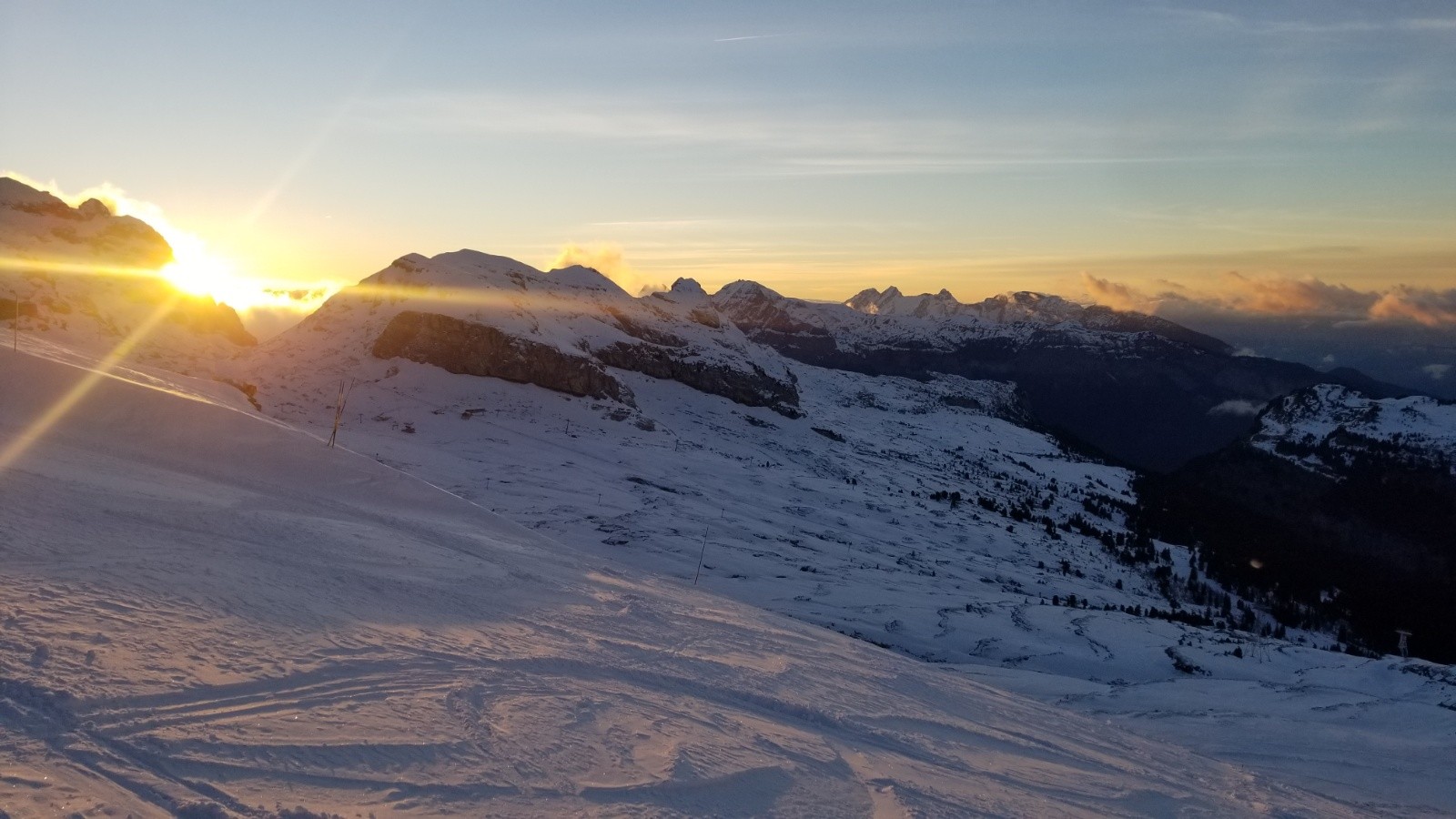 Le soleil se cache derrière le Colonney