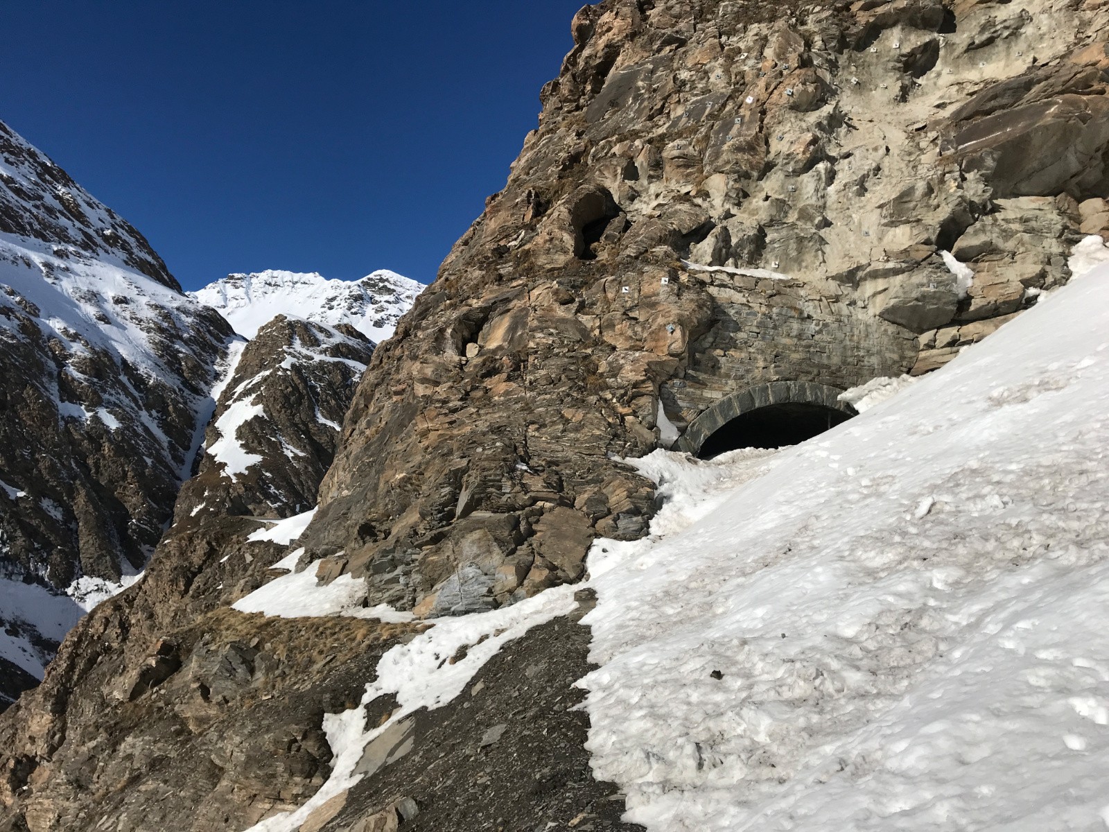 entrée du tunnel, ça passe tout juste 