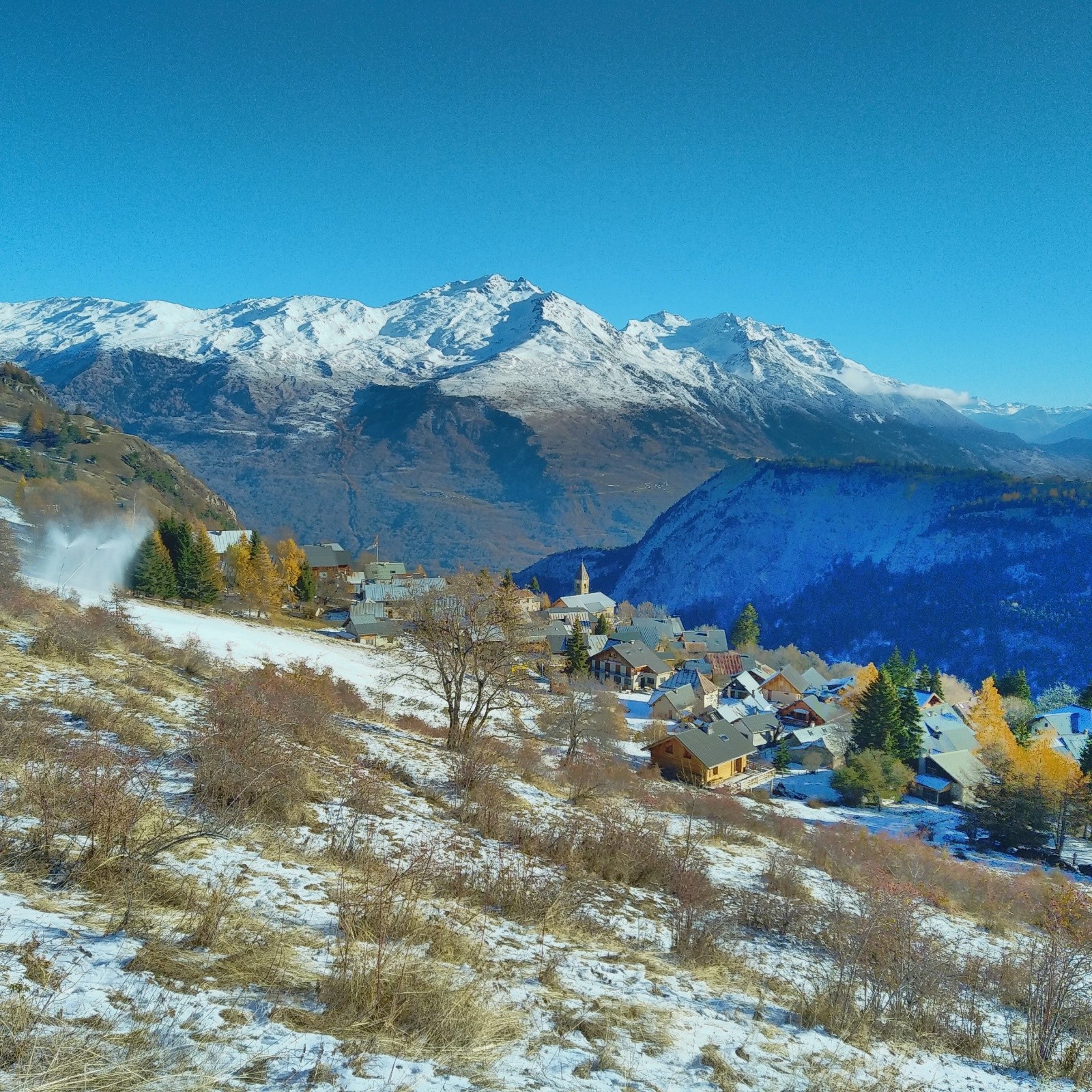 Le joli village d'albanne avec les couleurs d'automne&nbsp;